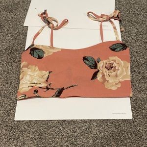 It is a crop top and it is floral it is a xs or it can be a small